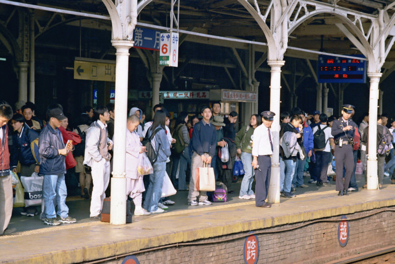 台灣鐵路旅遊攝影台中火車站月台旅客2002年之前攝影照片40